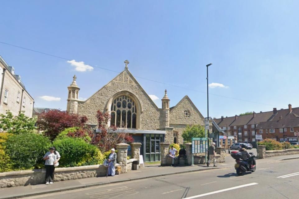 Az epsomi metodista templom előtt történt a csoportos erőszak