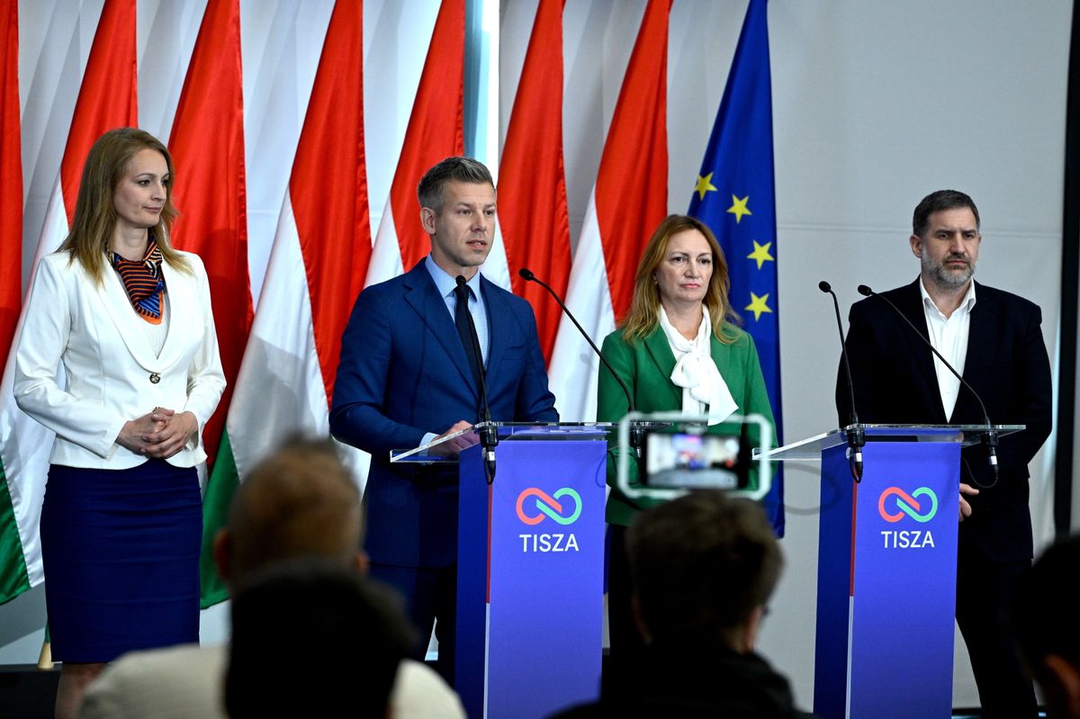 Budapest, 2026. április 20.
Magyar Péter, a Tisza Párt elnöke, leendő miniszterelnök (b2) a párt frakciójának első üléséről tartott sajtótájékoztatón a Hungexpo Kongresszusi Központban 2026. április 20-án. Mellette Forsthoffer Ágnes, az Országgyűlés leendő elnöke (b), Bujdosó Andrea, a Tisza Párt leendő frakcióvezetője (b3) és Tóth Péter, a Tisza Párt kampányfőnöke (j).
MTI/Hegedüs Róbert