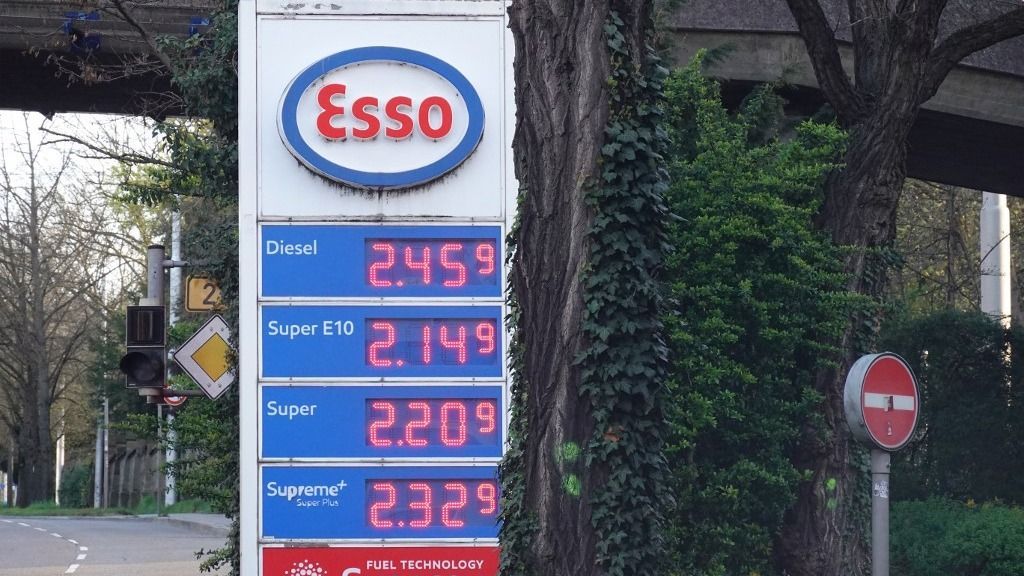 Brüsszel az üzemanyag ársapka kivezetését követeli