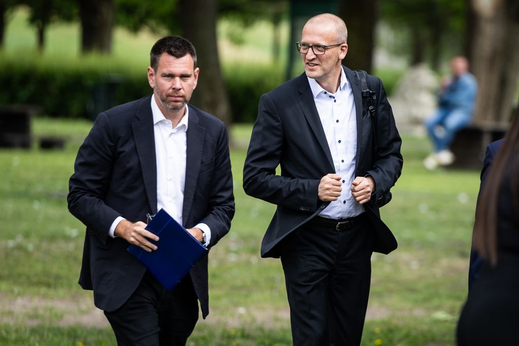 kormányülés Ópusztaszeren
Tarr Zoltán társadalmi kapcsolatokért és kultúráért felelős miniszter, (k)
Vitézy Dávid közlekedési és beruházási miniszter (b)
