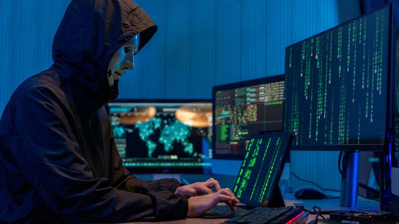 Anonymous computer hacker in white mask and hoodie. Obscured dark face using laptop computer for cyber attack and calling on cellphone, Data thief, internet attack, darknet and cyber security concept.
hacker, csaló, netes bűnözés
A kiberbűnözők meggyőzőe