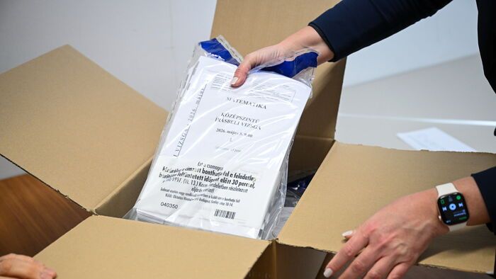 Érettségi - Az intézményvezetők átvették a vizsga feladatlapjait a fővárosban