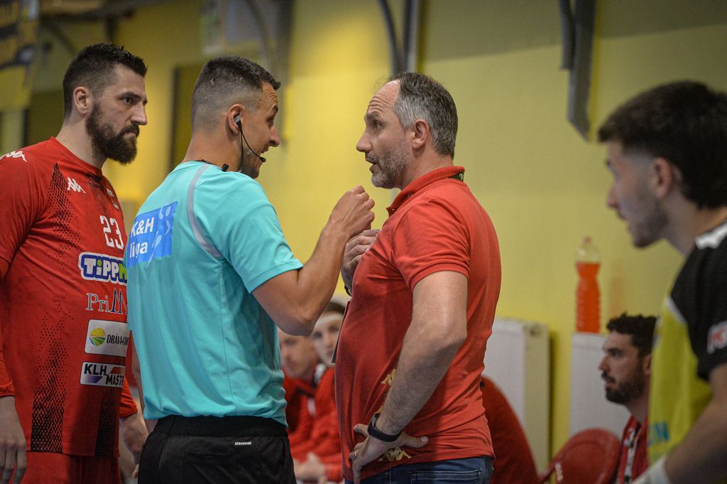 Jócskán akadt dolguk a játékvezetőknek