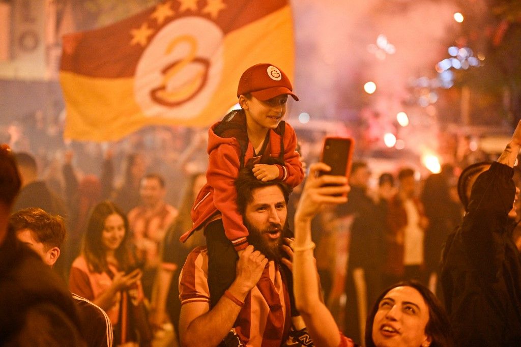 Hatalmas fieszta kezdődött Isztambulban a Galatasaray bajnok címének ünneplésére