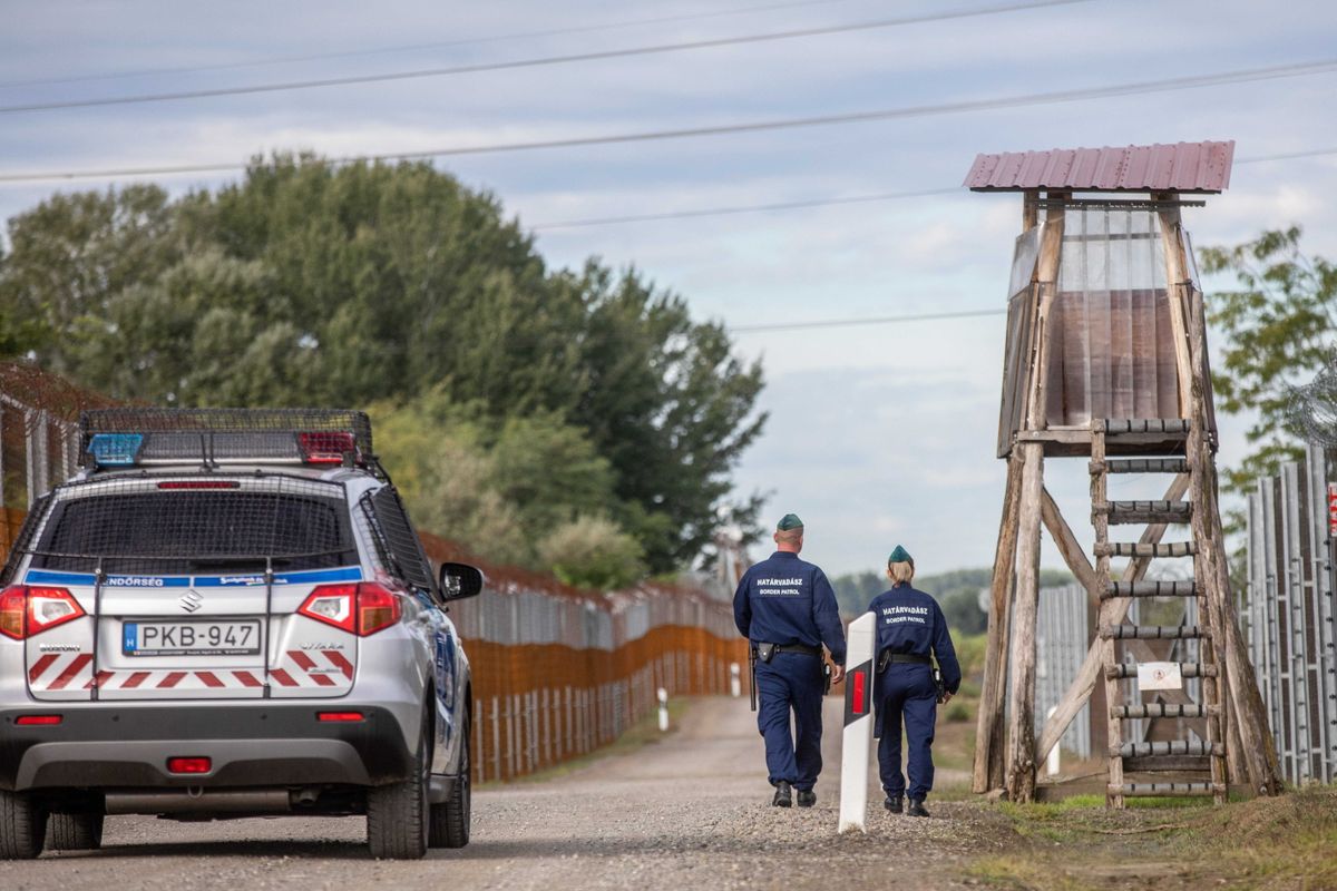 Röszke, 2022. szeptember 28.
Határvadászok járőröznek a magyar-szerb határon, Röszke közelében 2022. szeptember 28-án. Ebben a hónapban megkezdődött a határvadászok szolgálata, fő feladatuk az államhatár őrzése és a jogellenes migráció megakadályozása.
MTI/Rosta Tibor