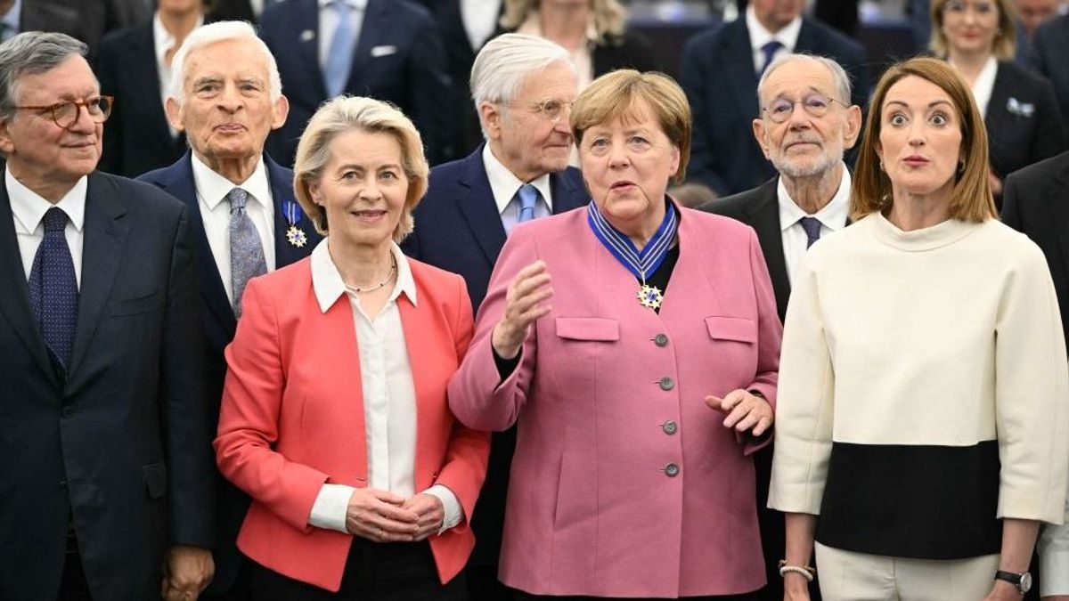 Demokrácia helyett színház: statisztákkal töltötték fel a képviselők üres helyeit a migrációs díjátadón