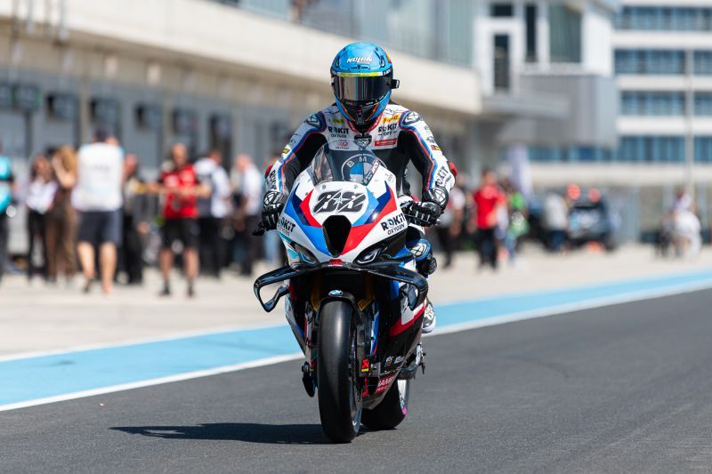 Miguel Oliveira, a BMW portugál pilótája előbb harmadik lett a szombati versenyen, utána viszont hatalmasat bukott