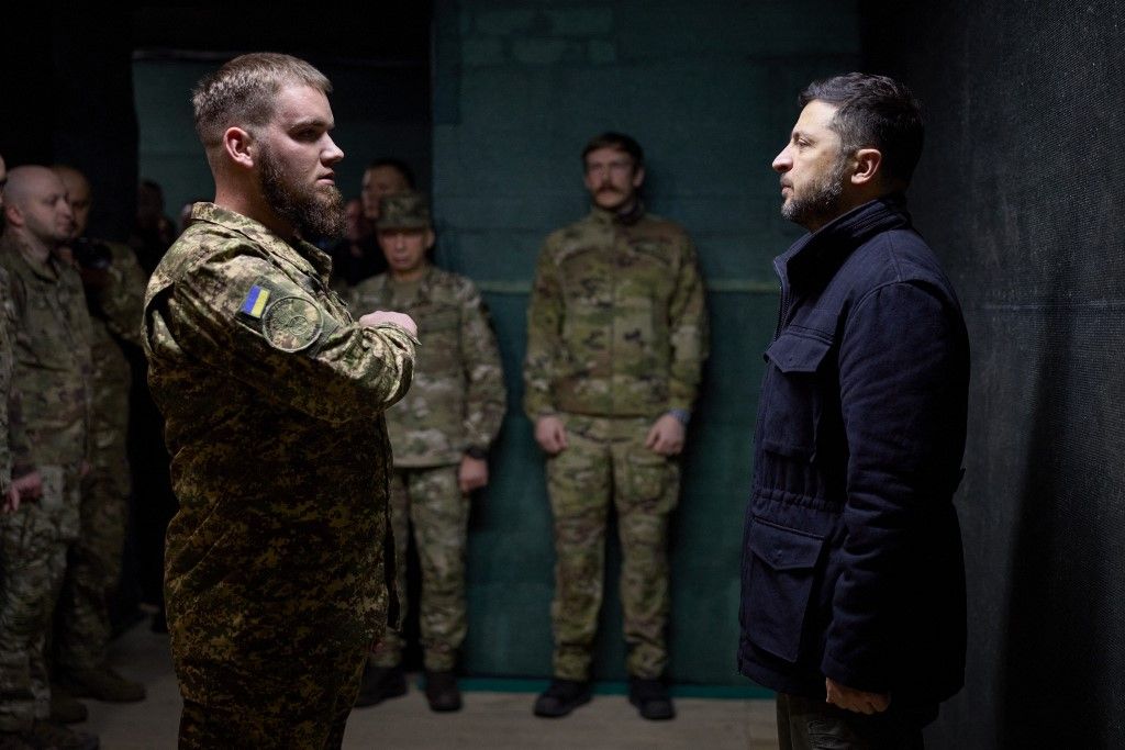 This handout photograph taken and released by the Ukrainian Presidential Press Service on November 4, 2025, shows Ukrainian President Volodymyr Zelensky (R) presenting state awards to servicemen of the 1st Corps Azov of the National Guard of Ukraine during a visit to the frontline in the Donetsk region, amid the Russian invasion of Ukraine. (Photo by Handout / UKRAINIAN PRESIDENTIAL PRESS SERVICE / AFP) / RESTRICTED TO EDITORIAL USE - MANDATORY CREDIT "AFP PHOTO / Ukrainian Presidential Press Service" - NO MARKETING NO ADVERTISING CAMPAIGNS - DISTRIBUTED AS A SERVICE TO CLIENTS