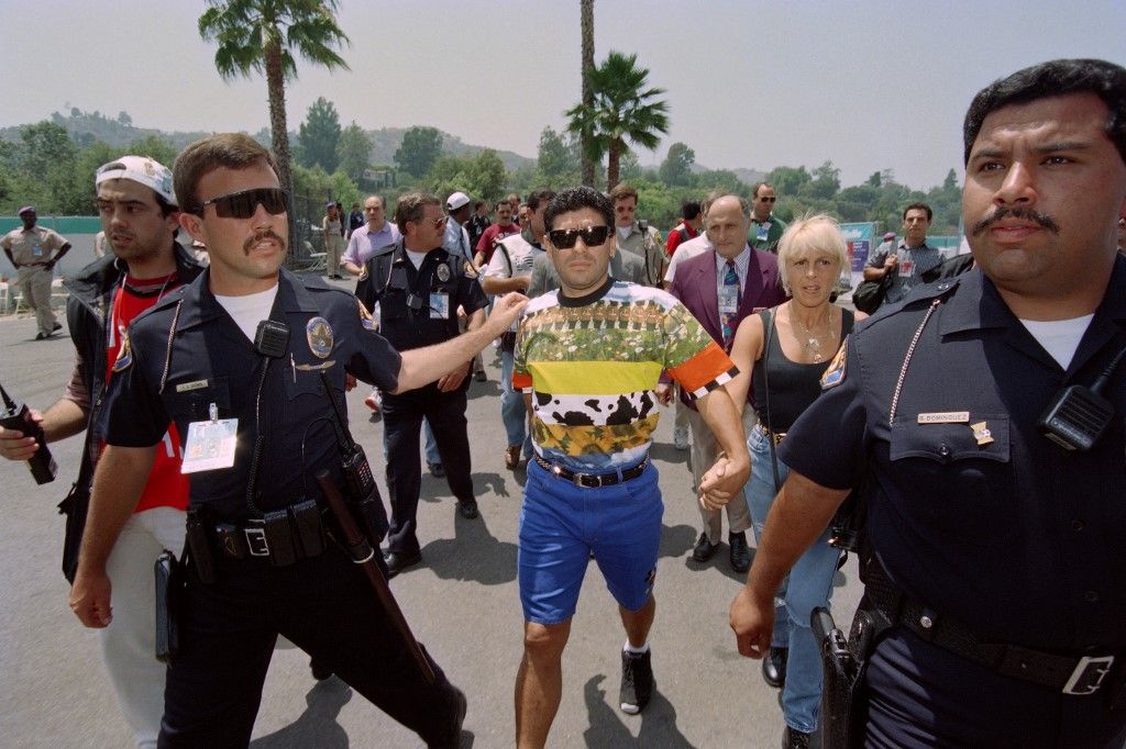 Suspended Argentine soccer star Diego Maradona (R) and his wife Claudia are escorted by Pasadema Police and security guards as they enter the Rose Bowl prior the World Cup match between Argentina and Romania on July 3, 1994 at Los Angeles. (Photo by Vince BUCCI / AFP)