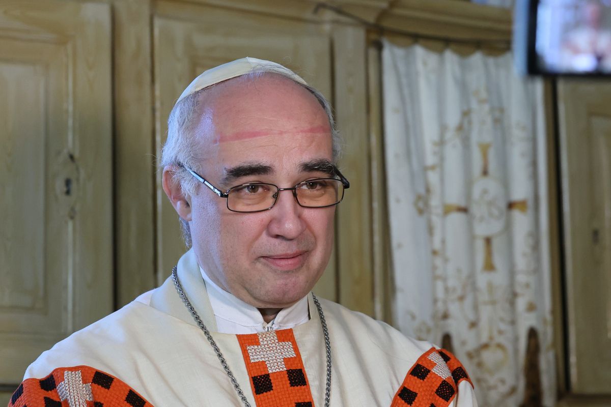 20260514 Románia Nagyvárad
Fejes Rudolf Anzelm premontrei apát, váradhegyfoki prépost-prelátus atyát a román rendőrség kilakoltatással fenyegeti
Harmadik alkalommal is eredményes volt a nagyváradi hívek kiállása Fejes Anzelm premontrei apát mellett, ismét sikerült megakadályozniuk a szerzetes jogellenes kilakoltatását. A váradhegyfoki premontrei templomnál összegyűlt tiltakozók élőlánccal, imával és személyes jelenlétükkel álltak ki az apát, valamint a premontrei rend mellett.
Fotó: Havran Zoltán HZ
MW
A képen: Fejes Rudolf Anzelm premontrei apát