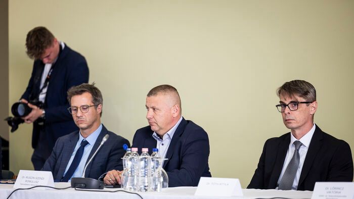 Ópusztaszer, 2026. május 13.

A Tisza-kormány első, kihelyezett ülése az Ópusztaszeri Nemzeti Történeti Emlékparkban 2026. május 13-án. Ruszin Szendi Romulusz