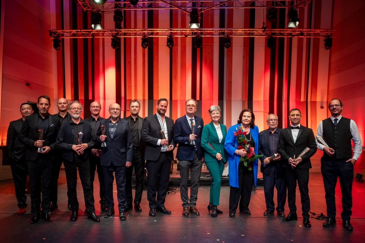 Budapest, 2026. május 13.
A díjazottak, László Attila gitárművész (b6), Marton Éva operaénekes (j4), Madarász Iván zeneszerző (j3), Farkas Róbert karmester (j2), Balog József zongoraművész (b1), Kolonits Klára énekművész (j5), Káel Csaba, a Müpa vezérigazgatója (j6), Szepesi Bence, a Szaxofon Kvartett együttes vezetője (b2) Borbély Mihály klarinét és szaxofonművész (b4), Boldoczki Gábor Liszt Ferenc-díjas trombitaművész (b8) és G. Horváth László hegedűművész, az Anima Musicae alapítója és művészeti vezetője (j) a Bartók Rádió Zenei Díjak átadásán a Budapest Music Centerben 2026. május 13-án.
MTI/Balogh Zoltán