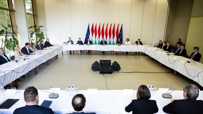 Ópusztaszer, 2026. május 13.

A Tisza-kormány első, kihelyezett ülése az Ópusztaszeri Nemzeti Történeti Emlékparkban 2026. május 13-án. Szemben középen Magyar Péter miniszterelnök.