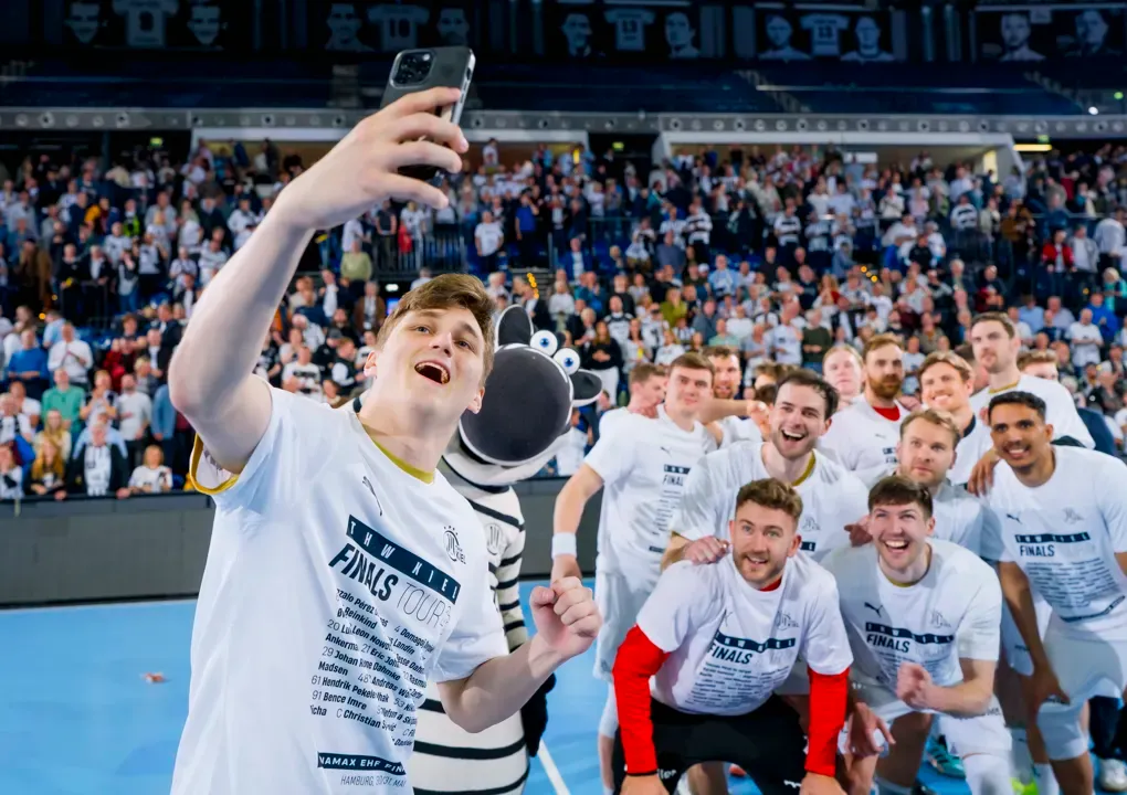 Imre Bence az EHF címlapfotójának középpontjában a THW Kiel Európa-liga-továbbjutása után