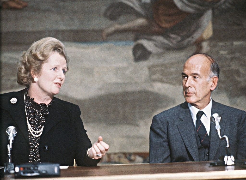 Le Premier ministre de Grande-Bretagne Margaret Thatcher parle de "l'Entente cordiale" avec le président de la République Valéry Giscard d'Estaing au cours du 5ème sommet franco-britannique qui s'est déroulé le 19 septembre 1980 au Palais de l'Elysée. (Photo by GABRIEL DUVAL / AFP)