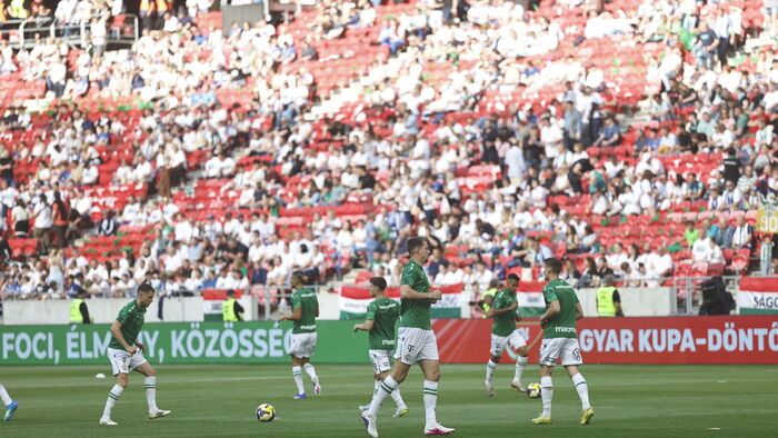 Az FTC és ZTE játékosai a Magyar Kupa-döntő előtti bemelegítésen