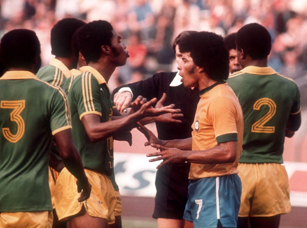 Zaire's Boba Lobilo and Brazilian Roberto Rivelino are disputing aggressively with the referee during a 1974 FIFA World Cup match in Gelsenkirchen, Germany, on June 22nd. Brazil wins 3:0. (Photo by Werek Natascha Haupt / R3690_Werek_Natascha_Haupt / dpa Picture-Alliance via AFP)
