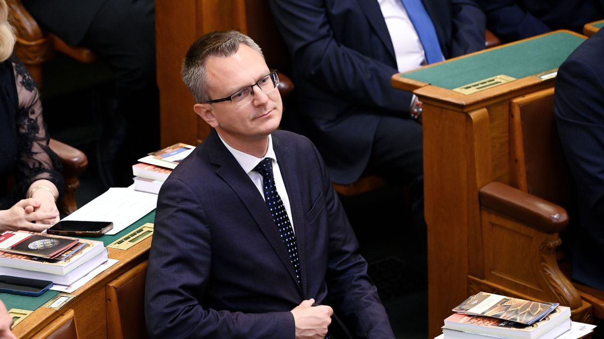 Rétvári Bence: Több volt a szelfi, mint a konkrét vállalás a miniszterjelöltek meghallgatásain