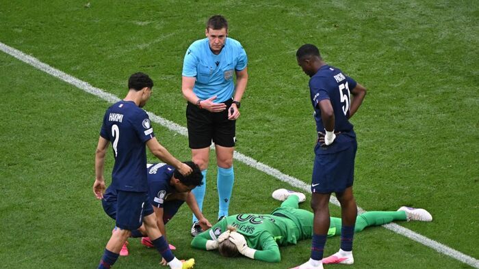 Szafonov a földön, a PSG orosz kapusa az ápolás után tudta folytatni a játékot az Arsenal ellen BL-döntőben
