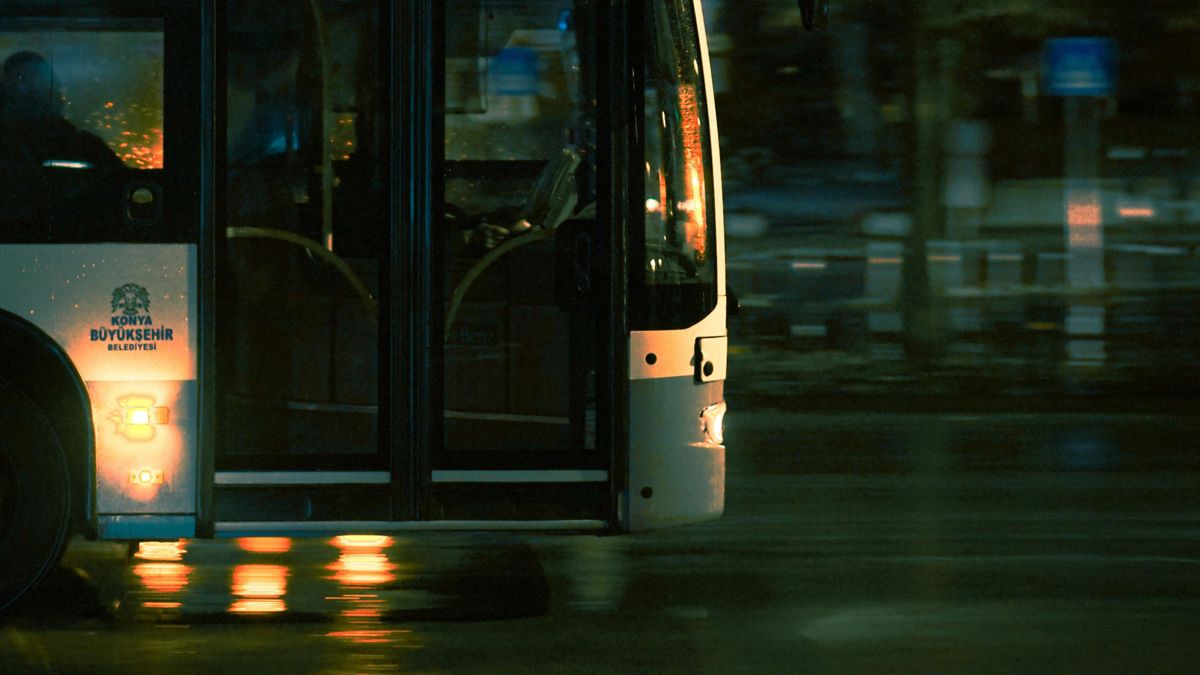 Videón, amint egy utas szétrúgja a busz ajtaját, mert a sofőr le merte szállítani