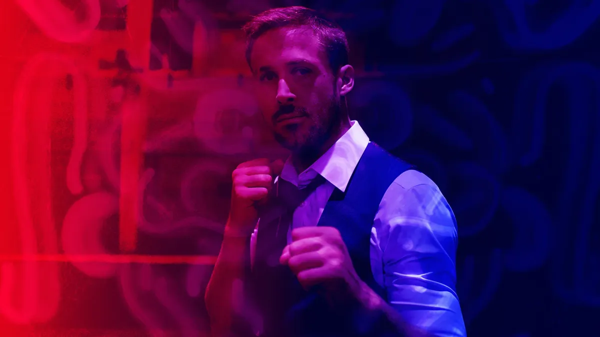 Ryan Gosling a Csak Isten bocsáthat meg című filmben, a színész később saját rendezéséhez, a Lost Riverhez sokat kölcsönzött a rendező Nicolas Winding Refn stílusából.