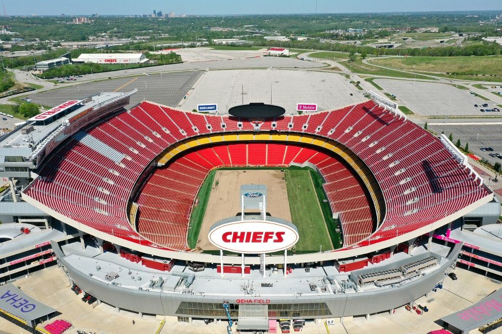 KANSAS CITY, MISSOURI - APRIL 21: Workers install sod ahead of the 2026 World Cup at Kansas City Stadium on April 21, 2026 in Kansas City, Missouri.   Jamie Squire/Getty Images/AFP (Photo by JAMIE SQUIRE / GETTY IMAGES NORTH AMERICA / Getty Images via AFP)