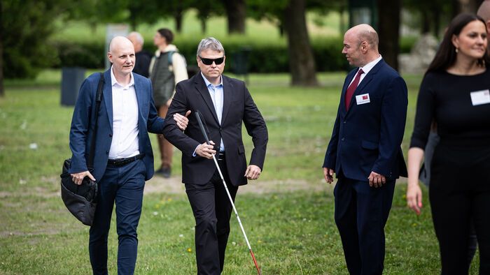 kormányülés Ópusztaszeren
Kátai-Németh Vilmos szociális- és családügyi miniszter 
 Tanács Zoltán tudományos és technológiai miniszter (b)