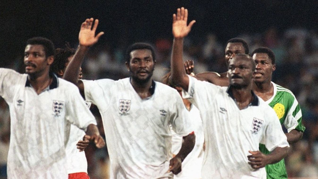 Francois Omam Biyik, Stephen Tataw és Roger Milla megköszönik a közönség biztatását az 1990-es vb negyeddöntője után