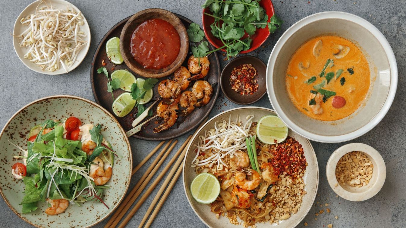 Authentic classic Pad Thai with shrimps. Thai shrimp satay with sweet chili sauce. Tom Yum soup with coconut milk (Tom Khaa). Spicy shrimp salad. Flat lay top-down composition on concrete background.
thai étterem kaja
thai étel
E+
luchezar