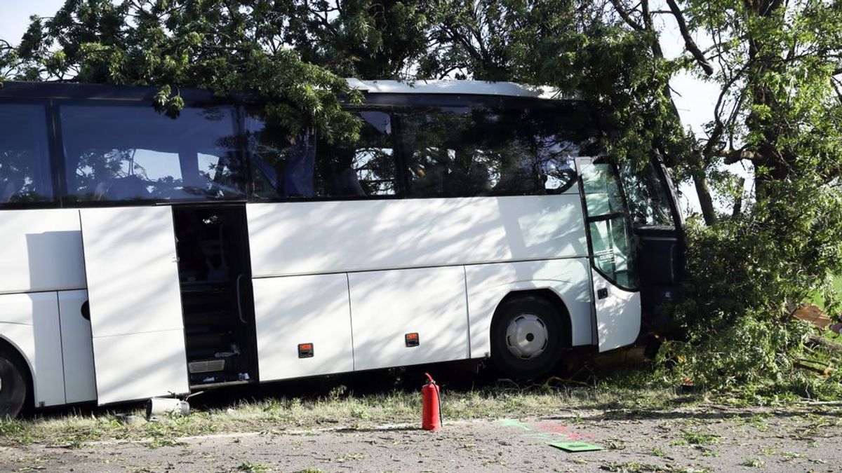 Súlyos buszbaleset Pécs közelében, huszonöt gyermek ült a járművön
