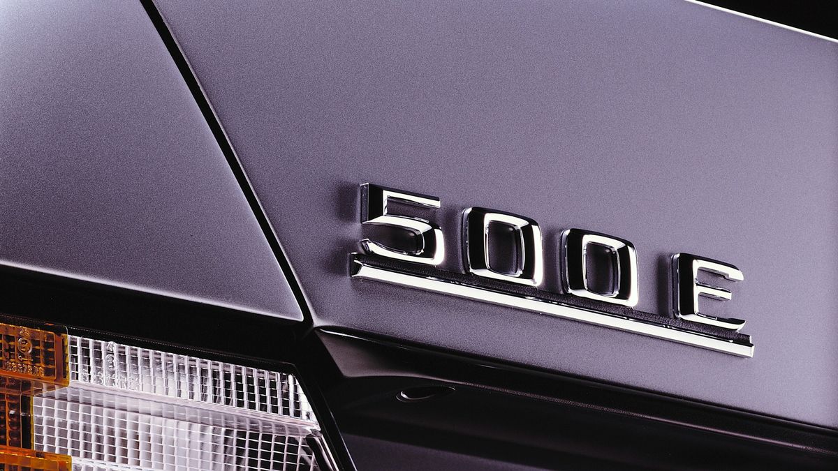 Mercedes-Benz 500 E (W 124), Detailaufnahme der Typbezeichnung auf dem Heckdeckel. Foto aus dem Jahr 1990. 

Mercedes-Benz 500 E (W 124, detailed view of the model designation on the boot lid. Photo from 1990.