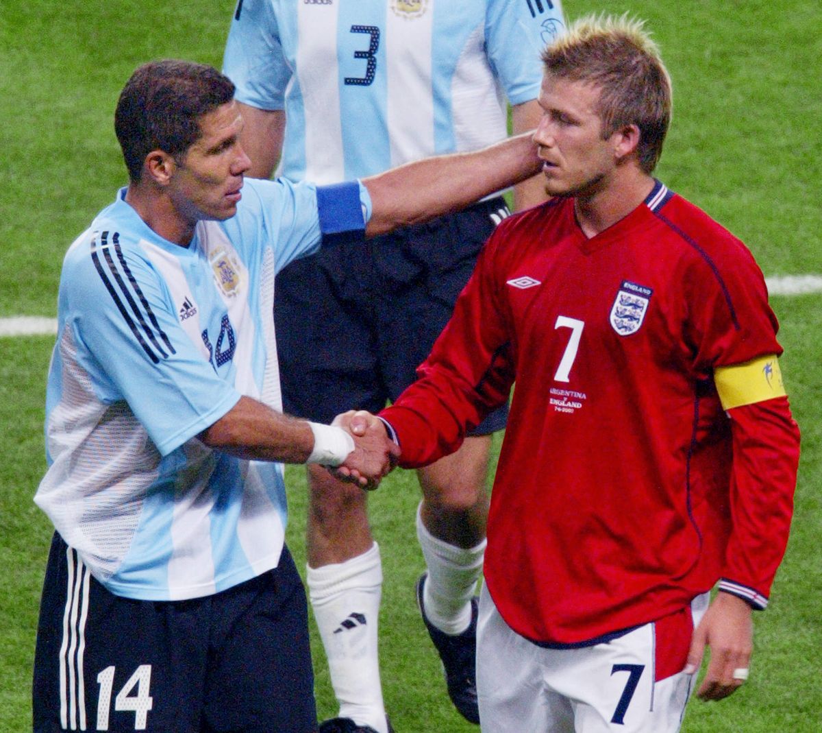 English captain and midfielder David Beckham (R) shakes hand with Argentinian midfielder Diego Simeone at the end of the GroupF first round match Argentina/England of the 2002 FIFA World Cup in Korea and Japan, 07 June 2002 at Sapporo Dome Stadium. England won 1-0. Beckham was sent off the pitch after an angry tackle on Simeone in 1998 during the England/Argentina game couting for the last World Cup. AFP PHOTO ODD ANDERSEN (Photo by ODD ANDERSEN / AFP)
