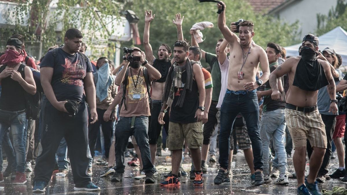 Migránserőszak Európában: Olaszországban a helyiek már félnek az utcára menni
