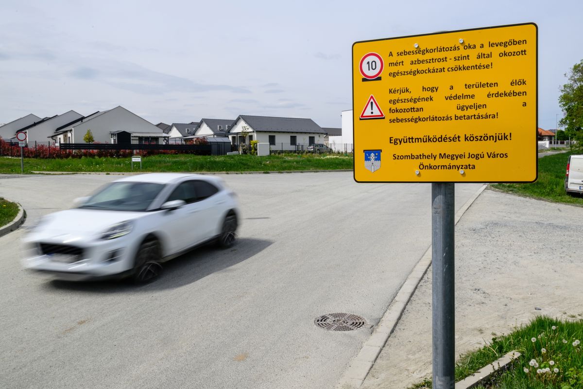 Szombathely, 2026. április 28.
Az Olad-városrész családi házas övezete Szombathelyen 2026. április 28-án. Az útéítéshez használt zúzottkőben az egészségkárosító azbeszt jelenlétét az elkészült laboratóriumi vizsgálatok eredménye is alátámasztotta, a vizsgált mintákban az egészségügyi határértéket többszörösen meghaladó koncentrátumot mutattak ki.
MTI/Vasvári Tamás