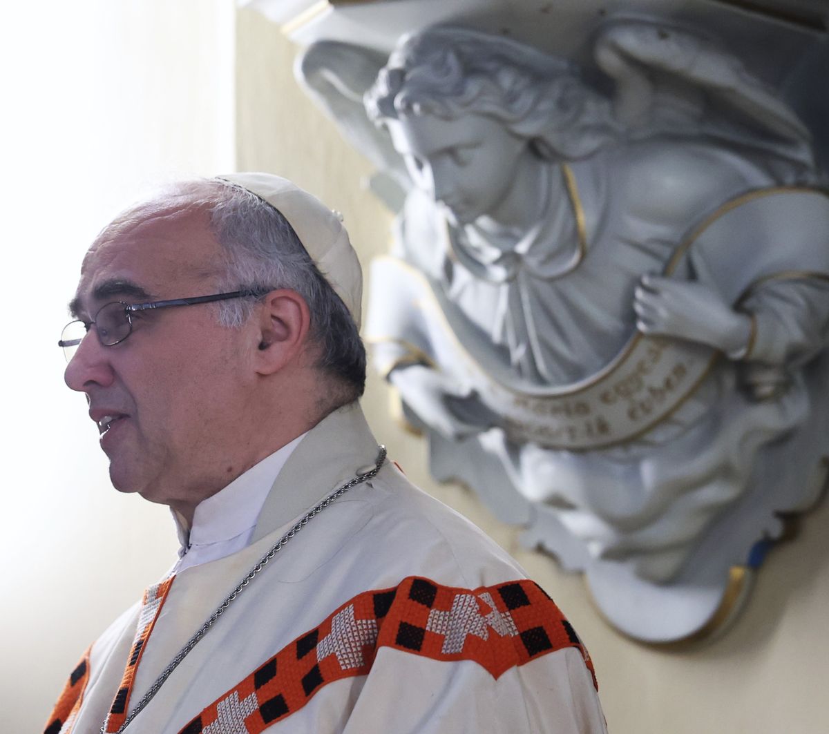 20260514 Románia Nagyvárad
Fejes Rudolf Anzelm premontrei apát, váradhegyfoki prépost-prelátus atyát a román rendőrség kilakoltatással fenyegeti
Harmadik alkalommal is eredményes volt a nagyváradi hívek kiállása Fejes Anzelm premontrei apát mellett, ismét sikerült megakadályozniuk a szerzetes jogellenes kilakoltatását. A váradhegyfoki premontrei templomnál összegyűlt tiltakozók élőlánccal, imával és személyes jelenlétükkel álltak ki az apát, valamint a premontrei rend mellett.
Fotó: Havran Zoltán HZ
MW
A képen: Fejes Rudolf Anzelm premontrei apát