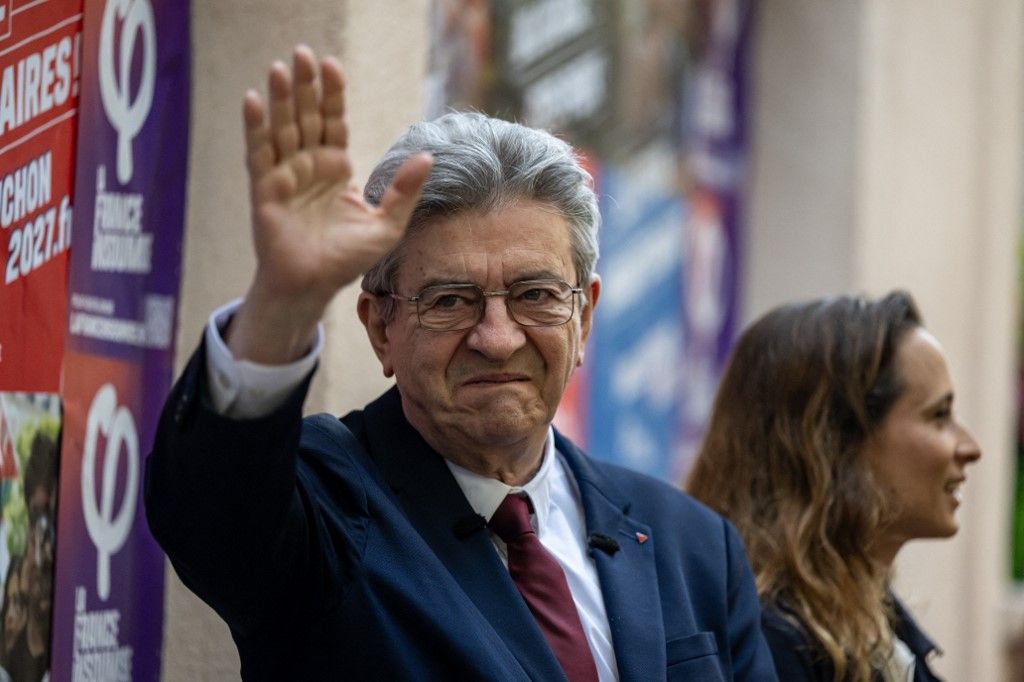 Founder of French left-wing party La France Insoumise (LFI) Jean-Luc Melenchon (L) gestures as he stands next to La France Insoumise - Nouveau Front Populaire's MP and National Assembly vice-president Clemence Guette during a last-minute outdoor meeting in Marseille on May 7, 2026. (Photo by MIGUEL MEDINA / AFP)