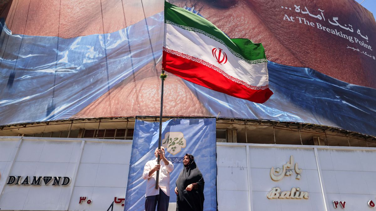 Irán újranyithatja a Hormuzi-szorost, Magyar Péter Brüsszelbe utazik