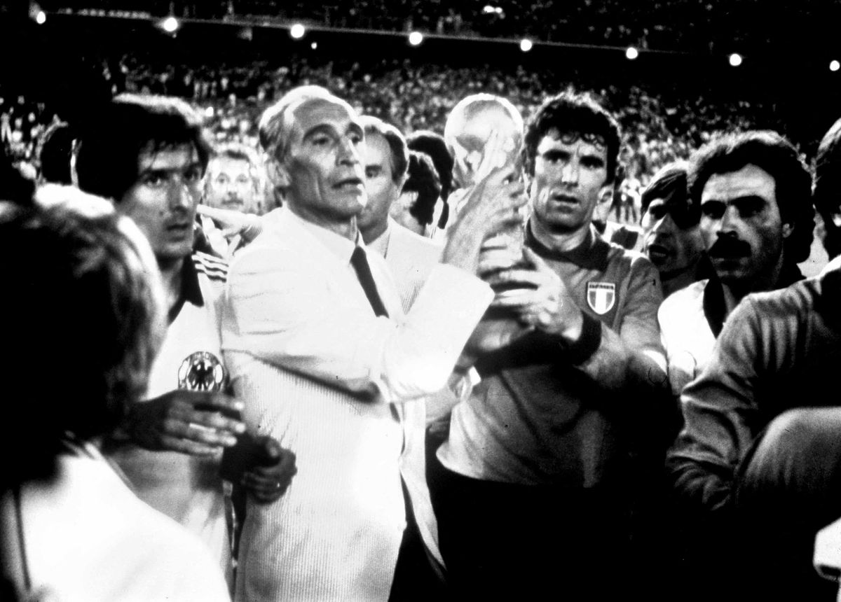 Madrid, Stade Santiago Bernabeu 11/07/1982. Championnat du Monde de Football, 1982. Finale Italie/Allemagne. Enzo Bearzot tenant la coupe du monde entoure des joueurs de la squadra azzurra Gaetano Scirea, Dino Zoff, Bruno Conti, Franco Causio. Photo Pentafoto ©Farabola/Leemage (Photo by leemage / Bridgeman Images via AFP)