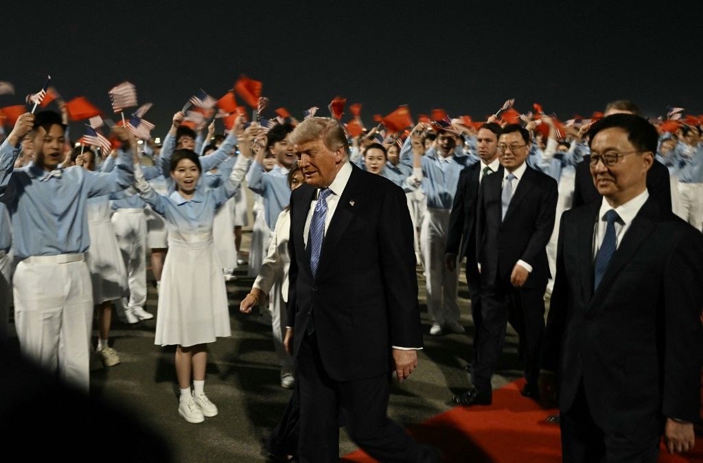 Donald Trumpot látványos külsőségek között fogadták Pekingben