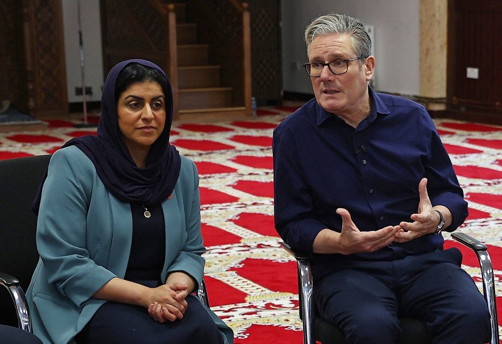 Britain's Prime Minister Keir Starmer (R) and Britain's Home Secretary Shabana Mahmood (C) react during a visit to Peacehaven Mosque near Brighton in southern England, on October 23, 2025. (Photo by Peter Nicholls / POOL / AFP)