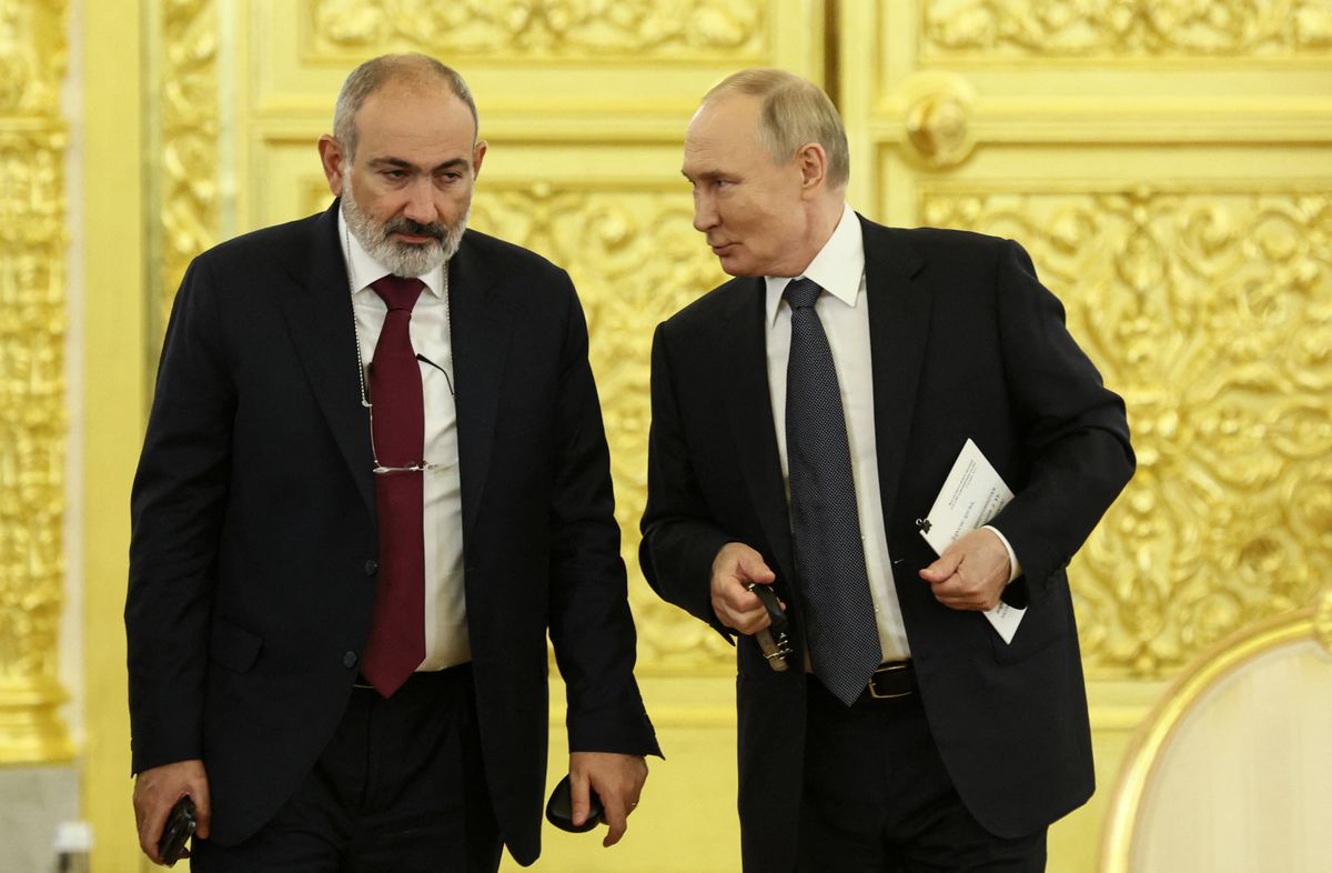 Russian President Vladimir Putin and Armenian Prime Minister Nikol Pashinyan arrive to the extended meeting during the summit of the heads of state of the Commonwealth of Independent States (CIS) at the Kremlin in Moscow on October 8, 2024. (Photo by SERGEI ILNITSKY / POOL / AFP)