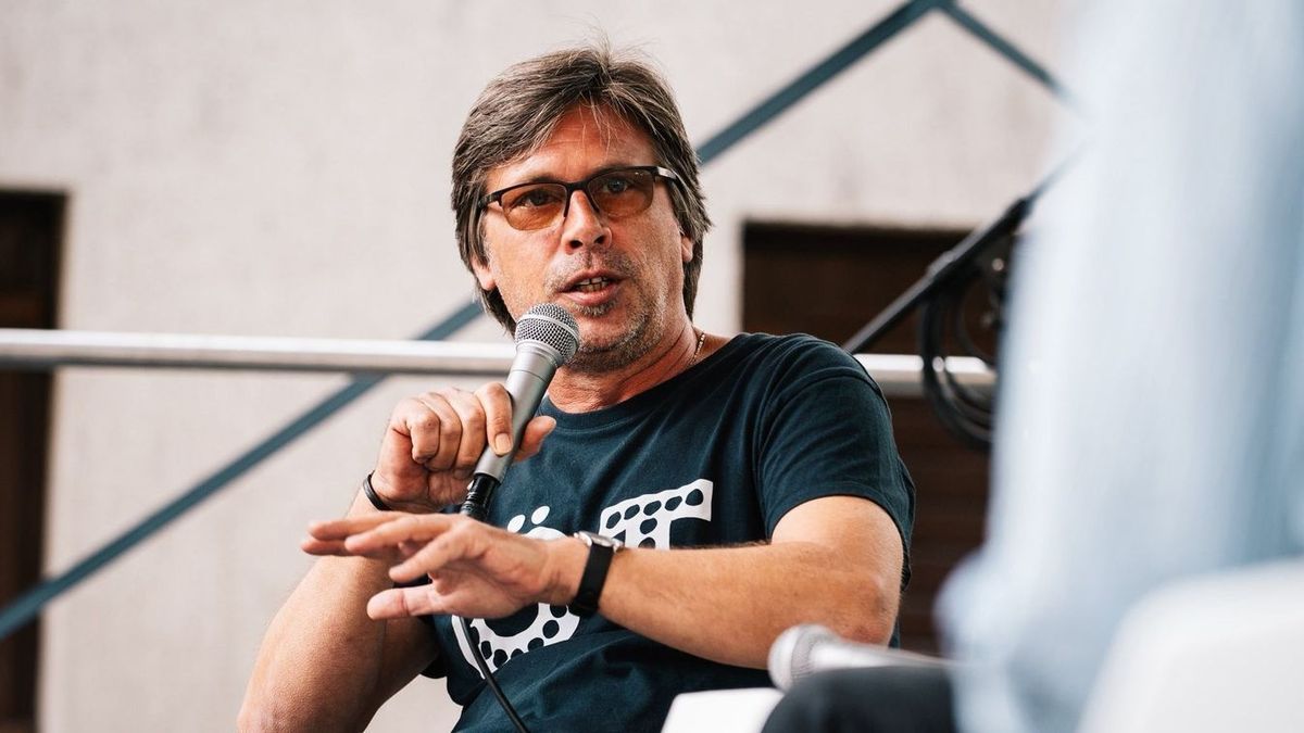 Hont András Magyar Péter orrára koppintott