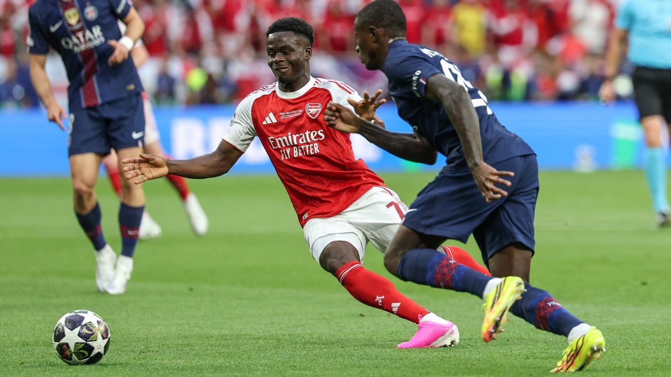 Bukayo Saka (balra) az első félidőben főszereplő volt a BL-döntőben, de erről lemondott volna