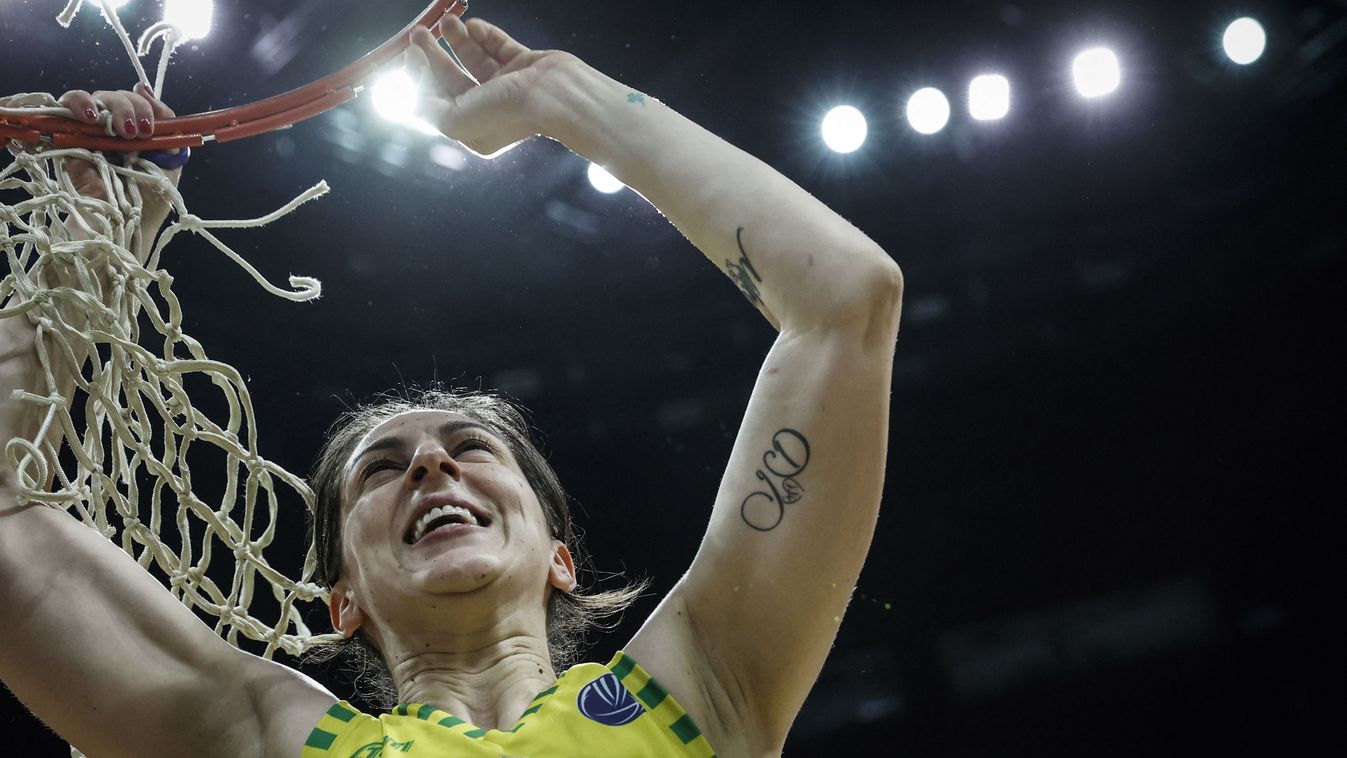 Jelena Brooks egyik legnagyobb sikere az Euroliga megnyerése volt 2022. április 10-én, a képen az isztambuli csarnokban vágja le a hálót a gyűrűről