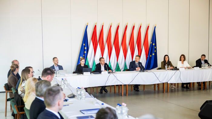 Ópusztaszer, 2026. május 13.

A Tisza-kormány első, kihelyezett ülése az Ópusztaszeri Nemzeti Történeti Emlékparkban 2026. május 13-án. Szemben középen Magyar Péter miniszterelnök.