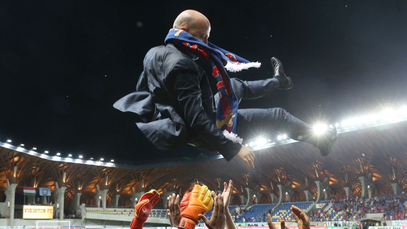 
bajnoki címFelcsút, 2012. február 11.
A bajnok Videoton FC játékosai Marko Nikolic vezetőedzőt dobják fel a levegőbe, miután 2-0-ra legyőzték a Budapest Honvédot az OTP Liga 32. fordulójában játszott labdarúgó-mérkőzésen a felcsúti Pancho Arénában 2018. 