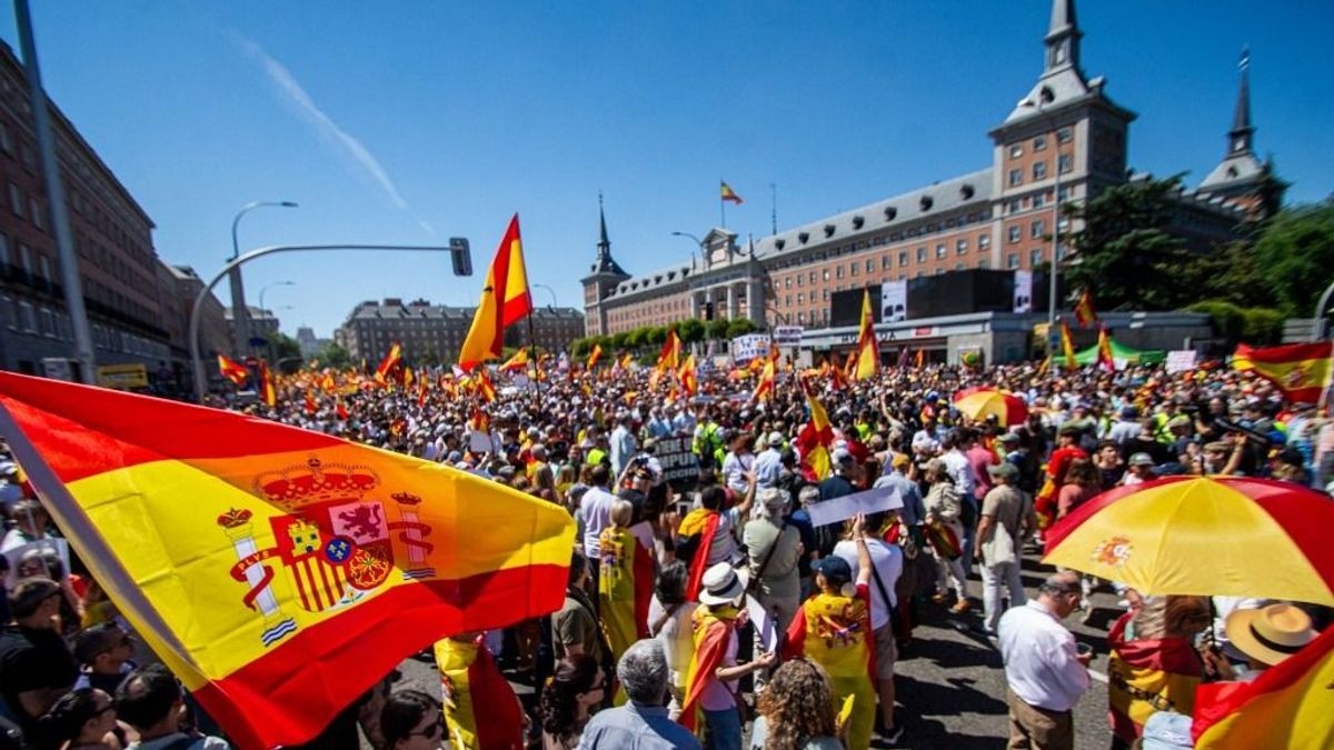 Hatalmas tömeg vonult utcára Madridban, Pedro Sánchez lemondását követelték + videó