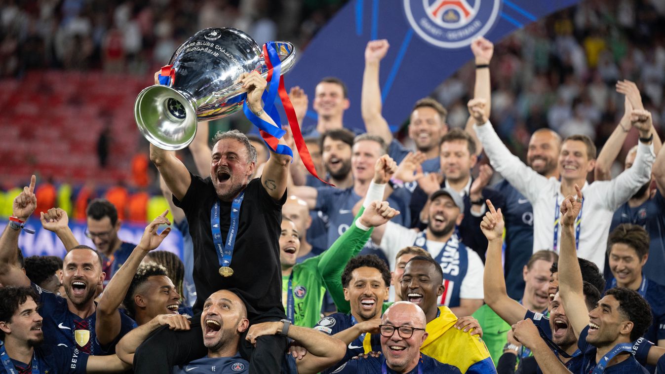 Luis Enrique a magasban, ahogy a Bajnokok Ligája trófeája is a budapesti döntő után