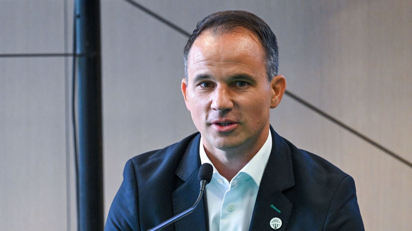 Hajnal Tamás
Budapest, 2023. szeptember 19.
Hajnal Tamás, a Ferencváros sportigazgatója az FTC legendás labdarúgójáról, Fenyvesi Mátéról elnevezett díj alapítása alkalmából rendezett ünnepségen a Groupama Arénában 2023. szeptember 19-én. Az elismerést min