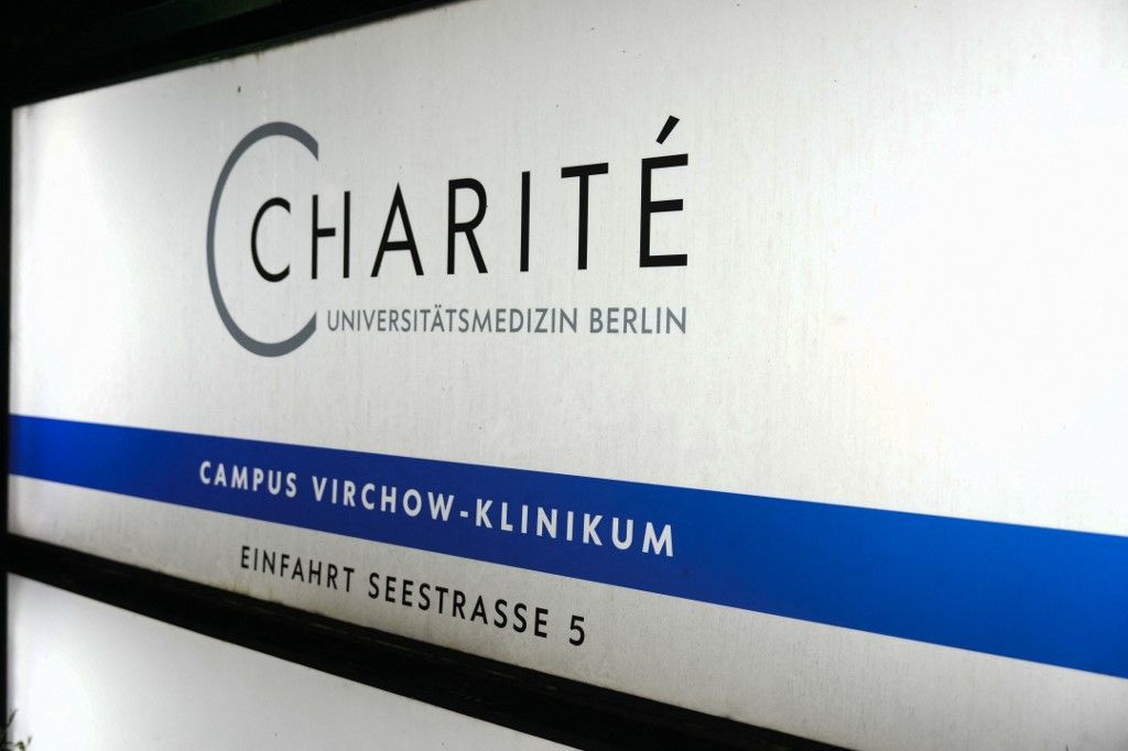 20 May 2026, Berlin: A sign at the Charite Campus in Berlin Wedding with a convoy of police and firefighters. Following the admission of an Ebola patient to the Charite in Berlin, the US American's family members are also to follow. His wife and four children are also to be taken to the special isolation ward at the university hospital, according to the Federal Ministry of Health. The background to this is a request for assistance from the US authorities. Photo: Sven Kaeuler/dpa (Photo by Sven Kaeuler / dpa Picture-Alliance via AFP)